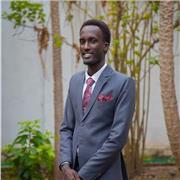 Tuteur des cours particuliers offrant de l'aide pour des devoirs